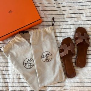 Authentic Hermes Oran sandal in gold leather sz 38.5